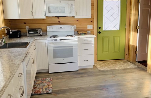 Newcastle Cottage | Cozy Lakefront Cottage with Stunning Views, Deck, BBQ Grill, and Outdoor Firepit