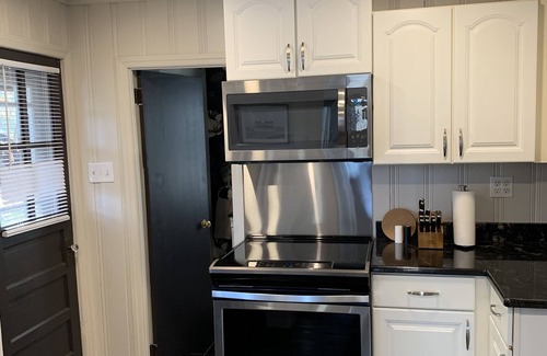 Wilbraham House | Cozy Lakefront Cottage