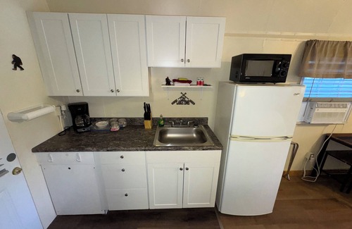 Dandridge Cabin | Cozy Lakeside Cabin 1 Minute Walk From Ship Store & Boat Slips! Rocky