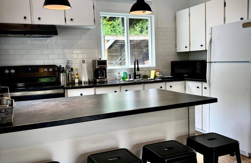 Val-des-Monts Cottage | Cozy Lakeside Cottage