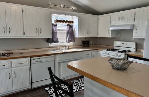 Forest Lake Cottage | Cozy Lakeside Cottage