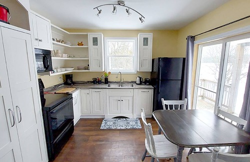 Clifton Royal Cottage | Cozy Lakeside Cottage - Saint John