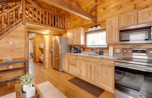 Ashtabula Cabin | Cozy Lakeview Cabin, Pet Friendly, Near Wineries and Geneva-on-the-Lake