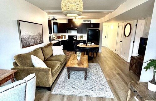 Langford Apartment | Cozy Lakeview Suite - Steps To The Beach & 15 Min To Downtown