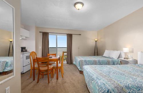 Lake City Hotel | Cozy Lakeview suite with Kitchenette