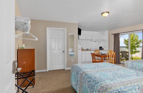 Lake City Hotel | Cozy Lakeview suite with Kitchenette