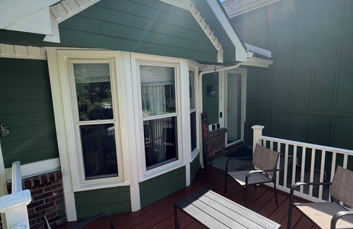Leavenworth House | Cozy Large Room In Quiet Neighborhood