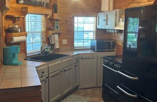 Lowndesboro Cottage | Cozy Last Resort Cottage located on Gun Shute Island off the Alabama River.