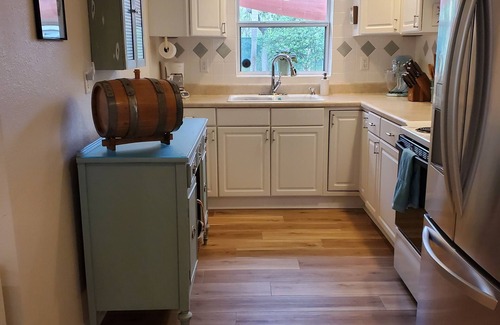 Englewood House | Cozy Lemon Cottage.minutes from the beach and our annual Waterfest!