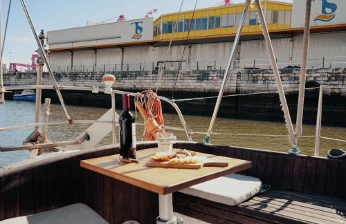 Lapa Boat Rental | Cozy Lisbon Marina Sleepaboard - Sail Away