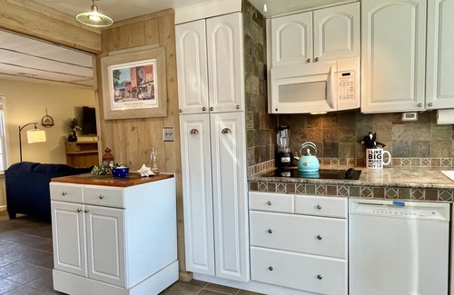 Grimstead House | Cozy little home on Gwynn's Island with Chesapeake Bay semi-private beach access