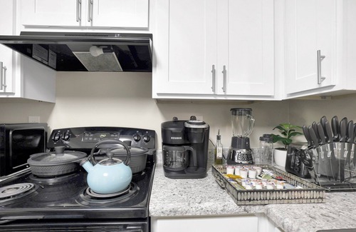 Hoover Apartment | *Cozy Living-King Bed-Mins from dining and shopping - HooverMet - Finley Ctr*