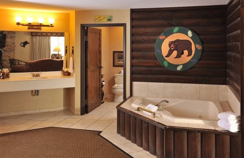 Onalaska Hotel | Cozy Lodge Retreat Near Mississippi River with Pool and Free Breakfast