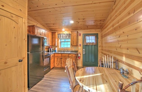 Millersburg Apartment | Cozy Lodge Suite with Balcony in Ohio's Amish Country
