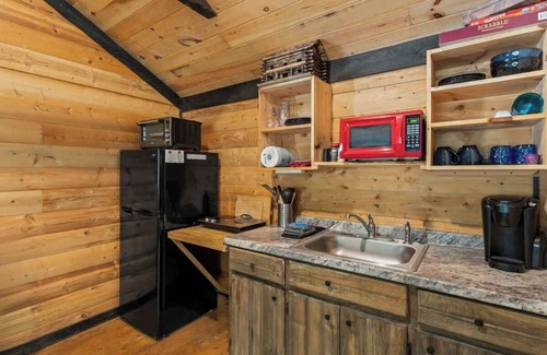Primrose Cabin | Cozy Log Cabin Getaway in Heart of RRG!