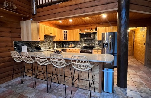 Iola Cabin | Cozy log Cabin tucked away in natures serenity