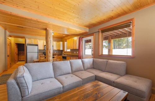 East Kootenay Ski Chalet | Cozy Log Home Hot tub Short Flat Walk to Lifts