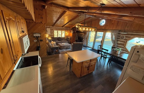 Suring House | Cozy log house on beautiful Kelly Lake in Suring Wisconsin