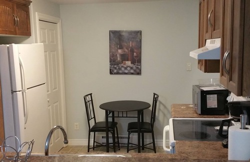 Paradise House | Cozy Lower Ground Apt- in Heart of Paradise