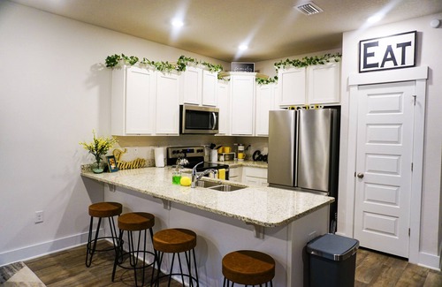 Pine Forest House | COZY Lush 3-bedroom Townhouse★Mins to Beach★