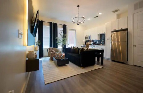 Castleberry Hill Apartment | Cozy Luxe Mercedes-Benz Retreat…6 Min Walk to stadium+Arena!