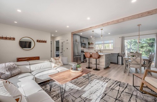 Tahoe Island House | Cozy & Luxury 2 BR SFH, Prof Clean. Book FUN now