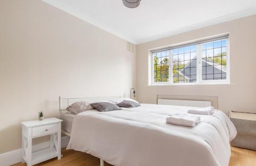 Epsom Apartment | Cozy Maisonette in Langley Vale