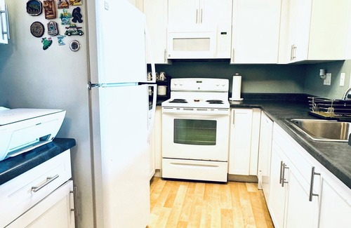 Bay Park Apartment | Cozy Midcentury Gem 10min Drive to Beach