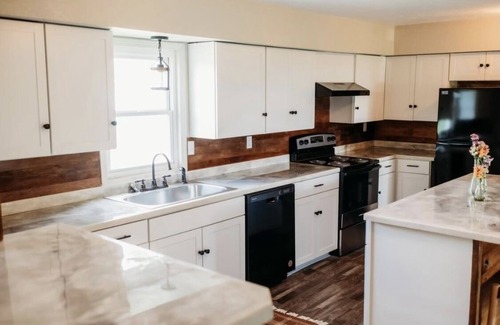 Mountain Grove House | Cozy Midwest Bunkhouse located in the heart of the Ozarks!