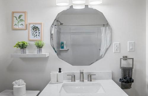 Natrona Heights Apartment | Cozy & Modern 1 Bdr Apt Natrona