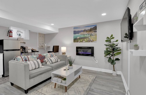 Northeast Apartment | Cozy Modern Beautiful Studio+Parking. Walk to DC Metro. Perfect for Long Stays!