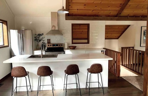 Tahoe City Ski Chalet | Cozy & Modern Cabin, Private HOA Beach, Hot Tub. Pet friendly!