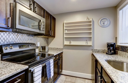Southeast Apartment | Cozy Modern Capitol Hill apartment, 2 blocks to Metro, Walk to Attractions