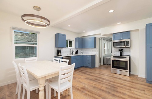 Puyallup House | Cozy Modern Craftsman w/Hot Tub + Yard