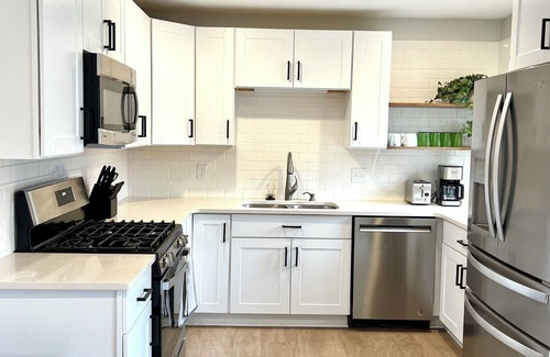 Battle Creek House | Cozy Modern Farmhouse Prime Lakeview Location
