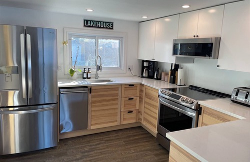 Rideau Lakes House | Cozy Modern Lake House w/Hot Tub! Pet friendly.