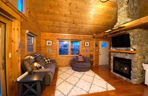 Twin Mountain Villa | Cozy modern log cabin in the White Mountains - AC - granite - less than 10 minutes from Bretton Woods