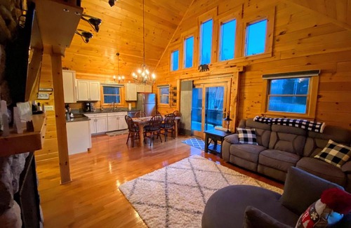 Twin Mountain Villa | Cozy modern log cabin in the White Mountains - AC - granite - less than 10 minutes from Bretton Woods