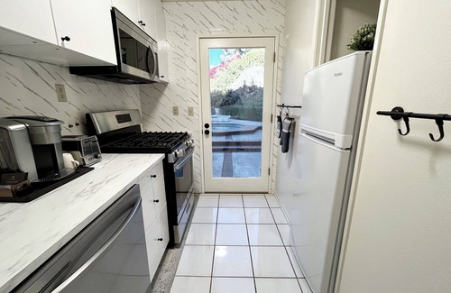 East Whittier House | Cozy Modern Suite With Pool near Disney-Knotts-Universal Studios And More