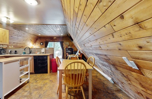 Leavenworth Apartment | Cozy Mountain Hideaway near Leavenworth & Steven’s Pass Ski Resort with hot tub