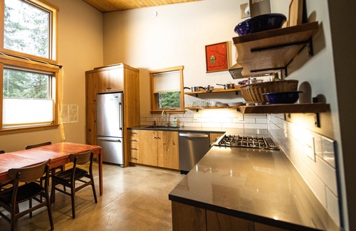 Warnick Cabin | Cozy mountain retreat in the forest-close to Mt Baker Ski Area and pet friendly!