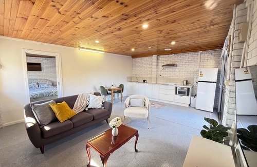 Lalor Apartment | Cozy n Vibrant Brand New Flat with Great Location In Lalor Vic