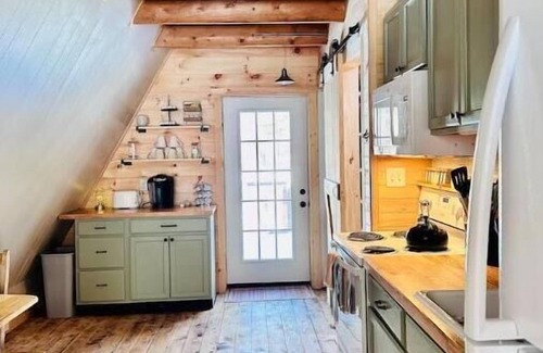 Biglerville Cabin | Cozy Nature Retreat A-Frame Cabin in Woods Firepit Creek Large Deck Sleeps 6