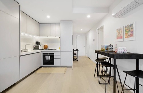 Hawthorn Apartment | Cozy Nest in Prime Hawthorn w/parking & pool