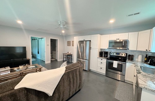 Raleigh House | Cozy North Raleigh Guest House - near RDU, DTR, + major Hospitals