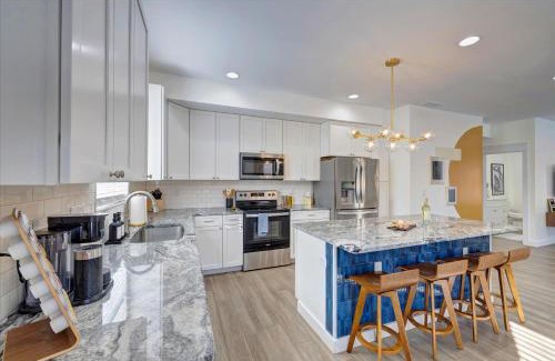 Bloomington House | Cozy Oasis Home IU 9min l Downtown 8min l 4beds l 2 1l2 bath