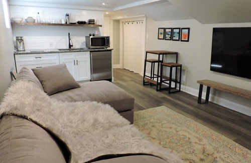 Bonnycastle Apartment | Cozy Oasis In The Highlands with Pool
