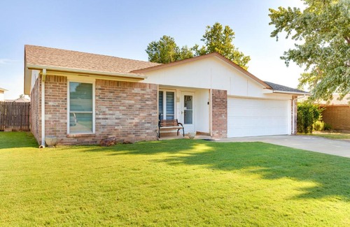Mustang House | Cozy Oklahoma Retreat with Covered Patio and Gas Grill