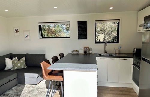 Bombay Cottage | Cozy One Bedroom Cottage at Heaven's Rest B&B