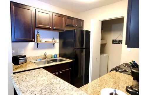 Lombard Condo | Cozy One Bedroom, Washer Dryer, Central Location, Fireplace, Monthly Discounts